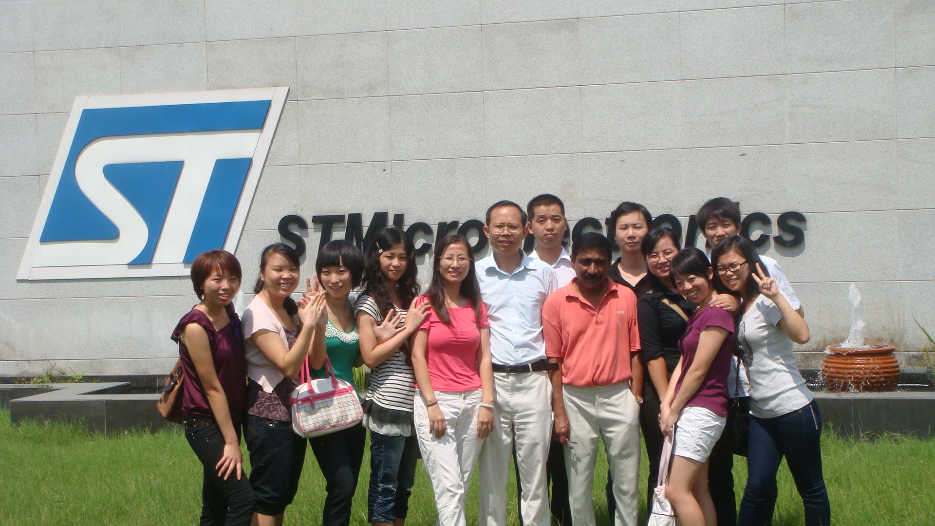 2009年7月公司销售人员在意法半导体厂培训.JPG
